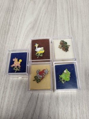 Seltene Macmillan Krebs Pin Anstecker Konvolut u.a. großer böser Wolf & rosa Pferd. PS