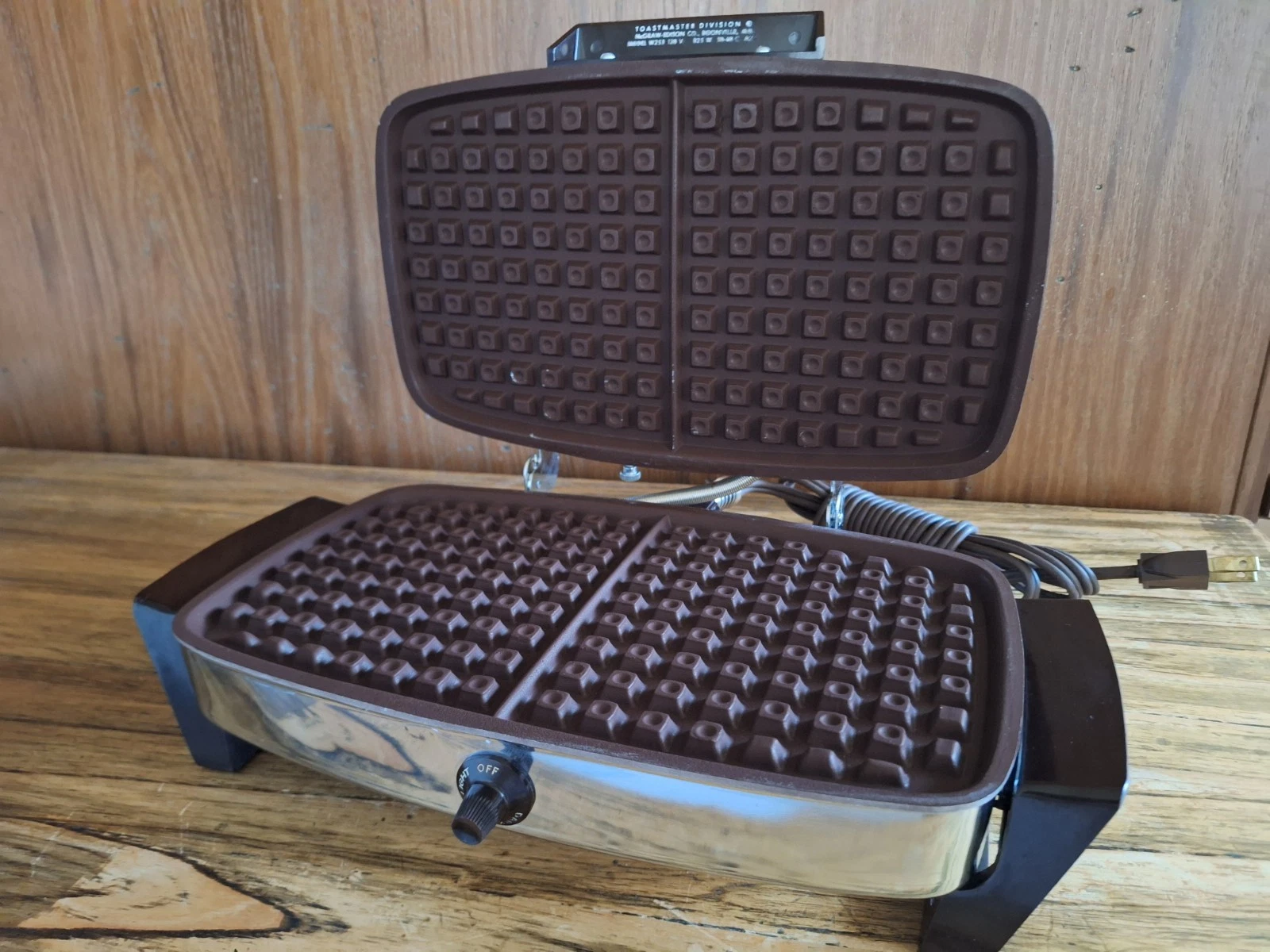 VTG Toastmaster 4-square Waffle Maker W253 Chrome Brown Clean Tested!
Opens in a new window or tab