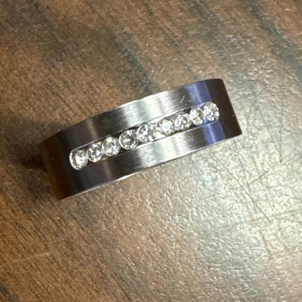 ANILLO DE BODAS DE TITANIO PARA HOMBRE 8MM TALLA 15 BANDA GRUESA HELADA BONITO Foto 4 de 4