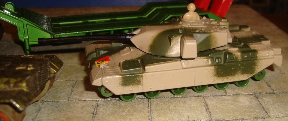 MATCHBOX BATTLE KINGS K-106 TANK TRANSPORTER TRUCK & TANKS - PLAYWORN/UNBOXED - Image 4 of 4