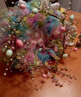 Ostern Frühling schöne rosa & grüne Laub Girlande und glitzernde Eier Dekoration