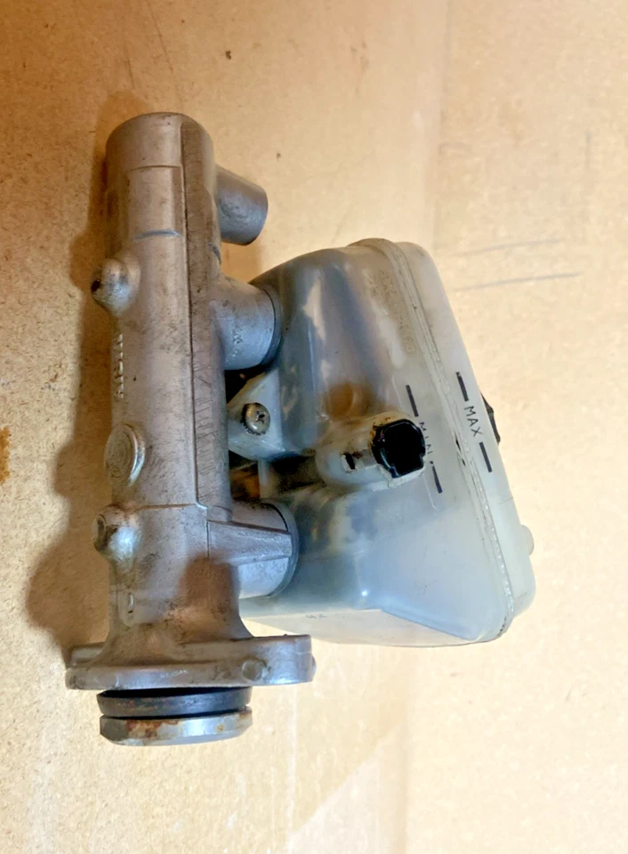 1998-2000 Lexus LS 400 Brake Master Cylinder & Reservoir 47221-6110 - Image 2 of 4