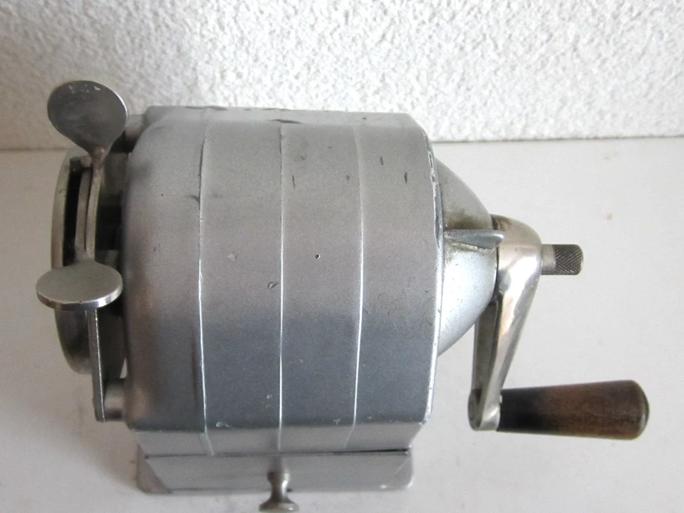 Taille crayon ancien de bureau - Manuel à manivelle - Caran d'Ache 455 - Photo 4/4