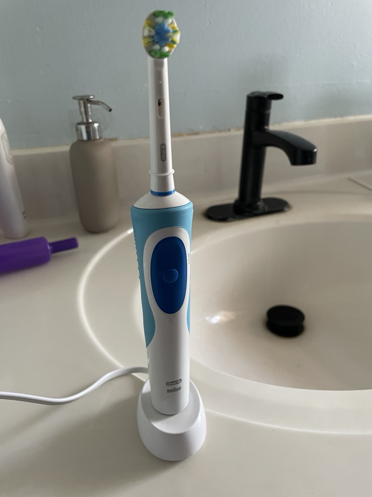 Oral-B Braun Electric Toothbrush &ndash; Rechargeable - comes with new head and brush