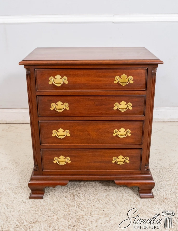 70644: Par de mesitas de noche HENKEL HARRIS modelo 116 cereza 4 cajones Foto 2 de 4