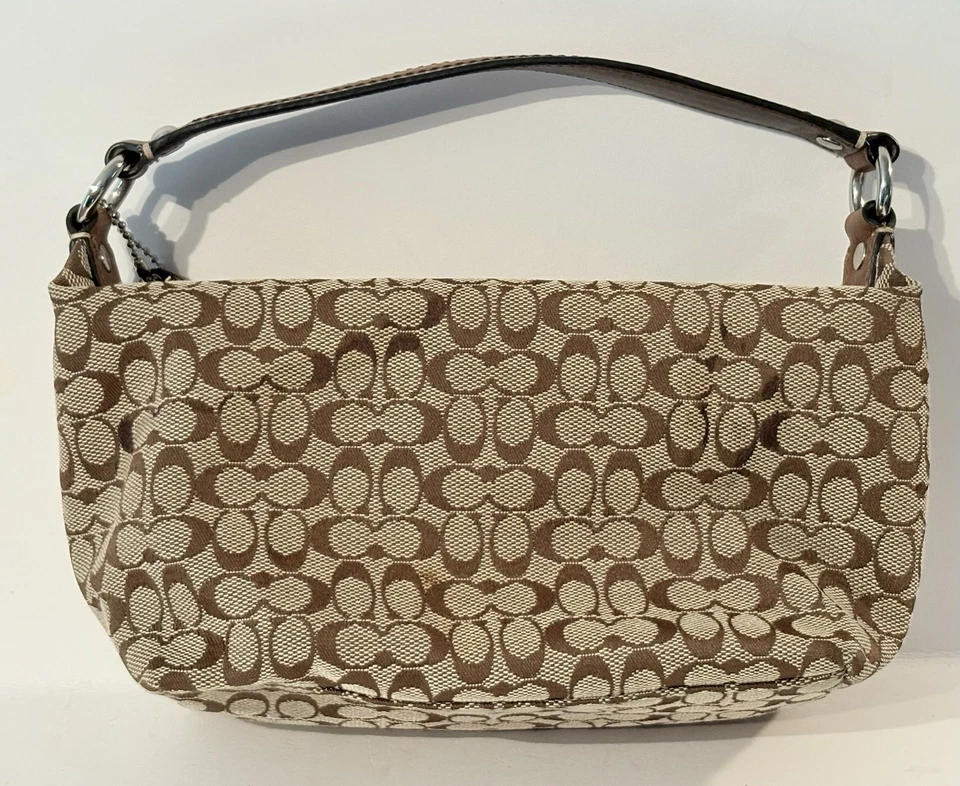 Mini bolso Coach Y2K color tostado y marrón con estampado de monograma de lona 9" x 5" Foto 2 de 4