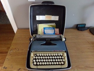 VINTAGE SMITH CORONA CLASSIC 10 MANUAL TYPEWRITER WITH CASE