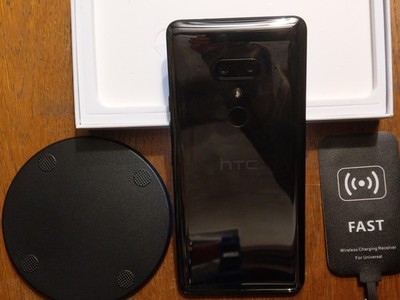 HTC U12+ mit zusätzlicher kabellose Lademöglichkeit