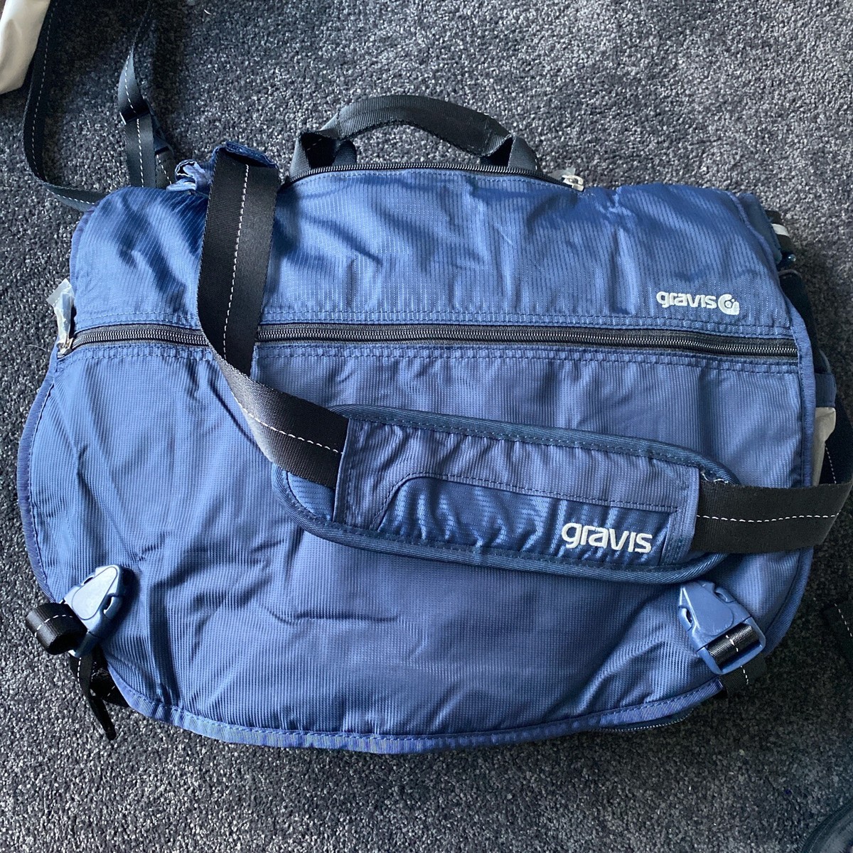期間限定】GRAVIS HOBO EXTRA LARGE メッセンジャー バッグ