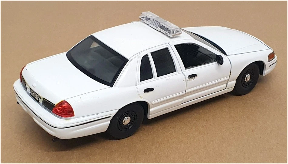 Classic Metal Works 1/24 Scale 2624E - Ford Crown Victoria Police Car - White - Image 2 of 4