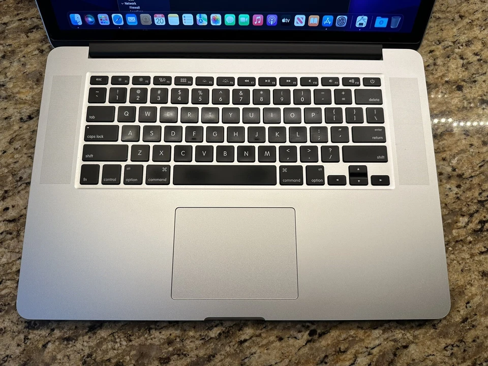 Apple MacBook Pro 15" i7 2015 2,5 GHz 16 GB RAM 512 GB SSD AMD R9 gráficos dobles Foto 2 de 4