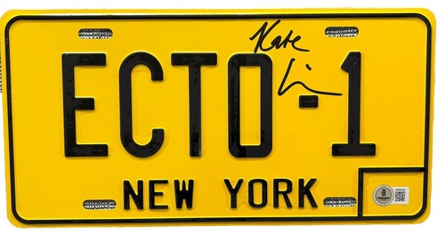 KATE MCKINNON SIGNED GHOSTBUSTERS ECTO-1 LICENSE PLATE - BECKETT COA!