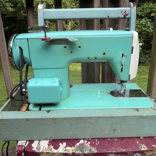 Vintage Capitol Deluxe Sewing Machine Turquoise With Vintage Case READ - Picture 15 of 24