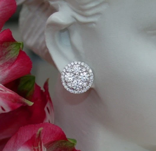 Aretes con racimo de diamantes cultivados en laboratorio VS1/G de corte redondo de 2,00 quilates de oro blanco de 14 k Foto 3 de 4