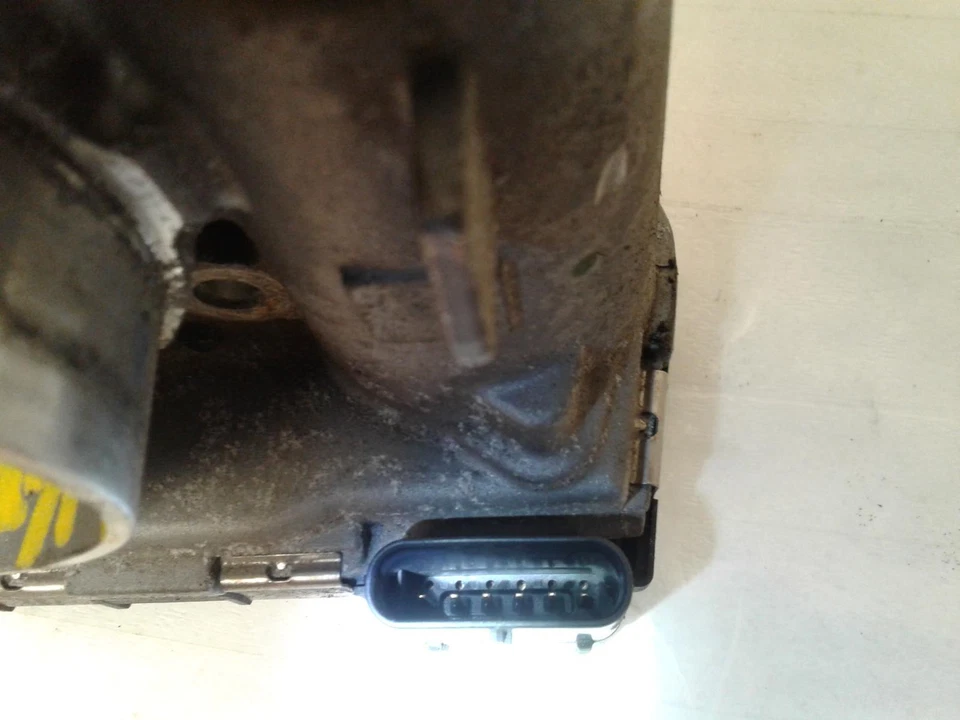 Used Fuel Injection Throttle Body fits: 2015 Chrysler 300 3.6 Grade A - Изображение 3 из 4