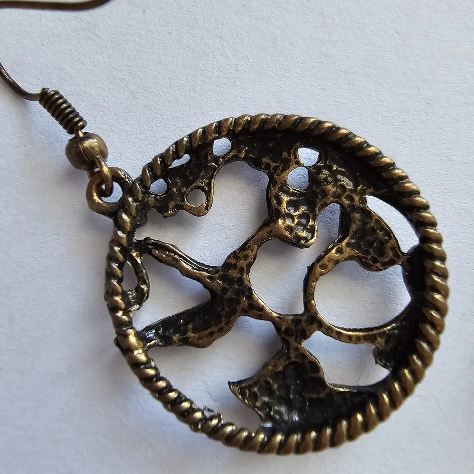 Pendientes con dije de colibrí tono bronce - Diseño de pájaro y flor inspirado en la naturaleza Foto 3 de 3