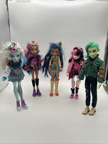 BUNDLE 5 - Monster High Dolls Assorted Figures Toy Bundle