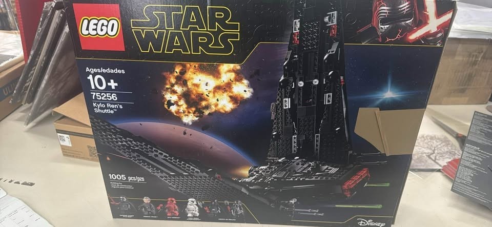 LEGO Star Wars: Kylo Ren's Shuttle (75256) for sale online