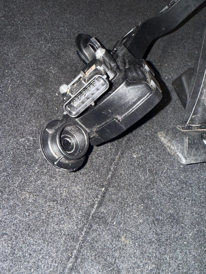 2014-2019 Kia Soul Accelerator Gas Pedal Assembly OEM 35190-2DCOO - Image 4 of 4