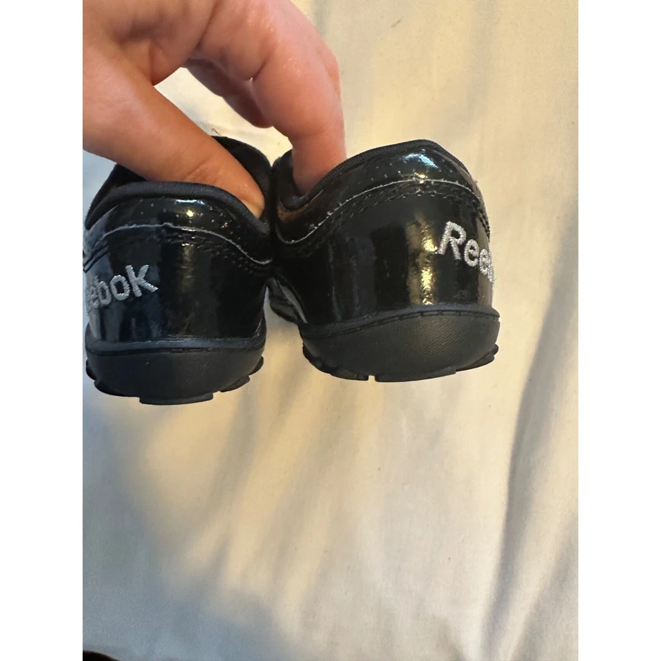 Zapatos Tenis Reebok Mary Jane de charol negro para niños pequeños talla 5 Foto 3 de 4