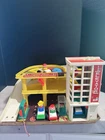 Vintage Fisher Price Little People Parking Ramp Garage #930 with 4 Cars 3 People