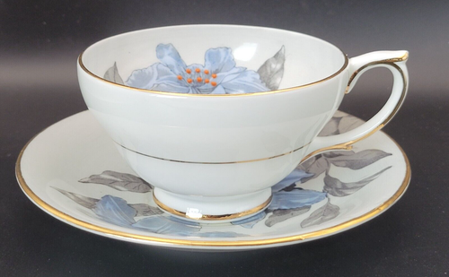 Vtg. Windsor Blue Lily gold gilt footed belly Teacup & Saucer Bone China England - Picture 4 of 17