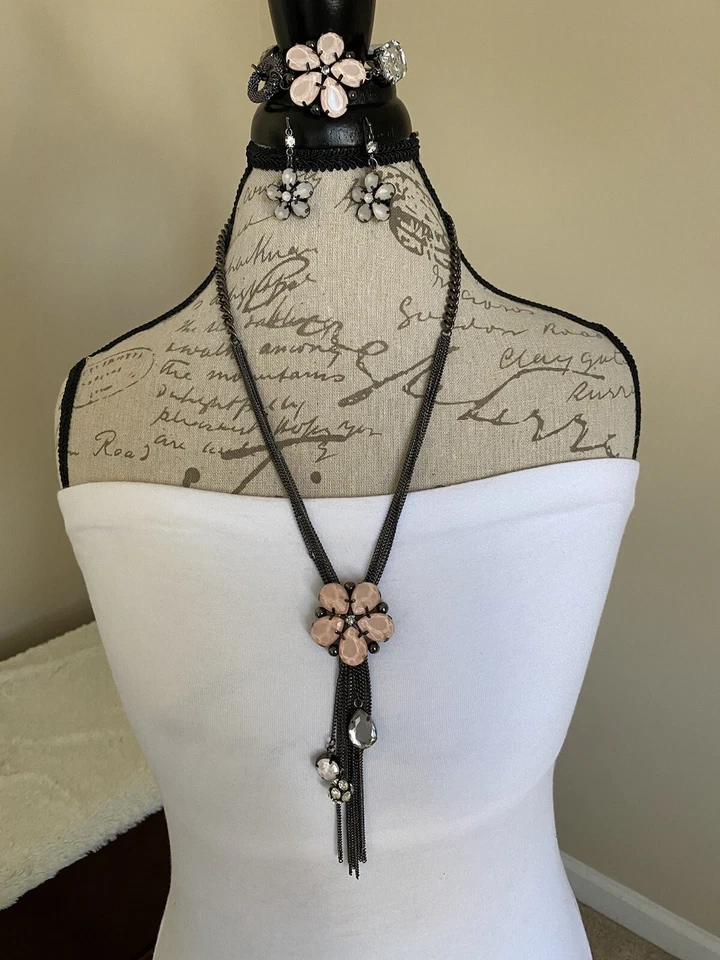 Conjunto de 3 piezas de joyería floral rosa y peltre Kohls para mujer collar pulsera pendientes Foto 3 de 4