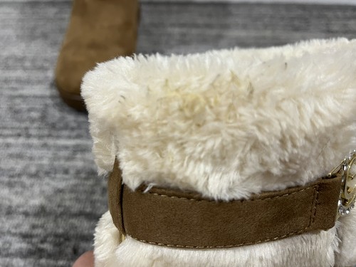 Botas con puño de piel de oveja sintética tostadas australianas G by GUESS con detalles en tono dorado 7 1/2 - Imagen 4 de 11