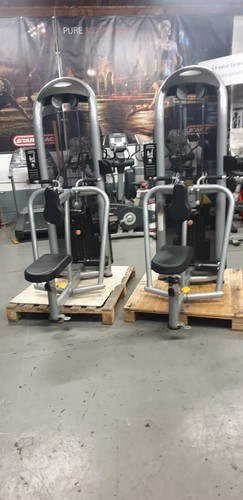 1x Matrix Aura Diverging Sitzreihe kommerzielles Fitnessgerät
