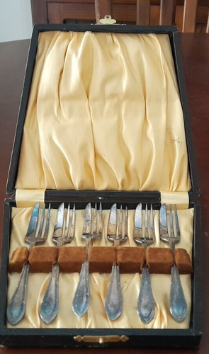 CAKE FORKS x 6..VINTAGE SILVER PLATE..ORIGINAL BOX - Picture 2 of 7
