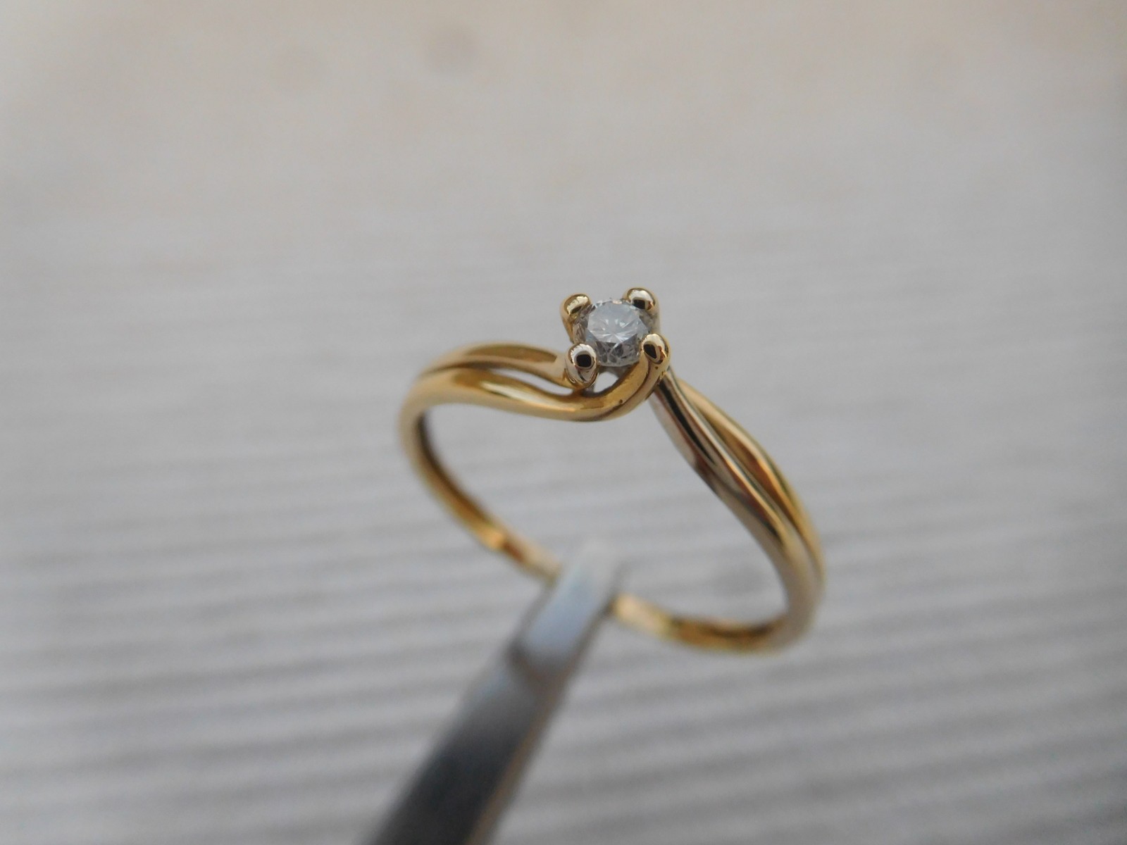 Bague solitaire en or gris et jaune 18 carats sertie d'un diamant taille 53