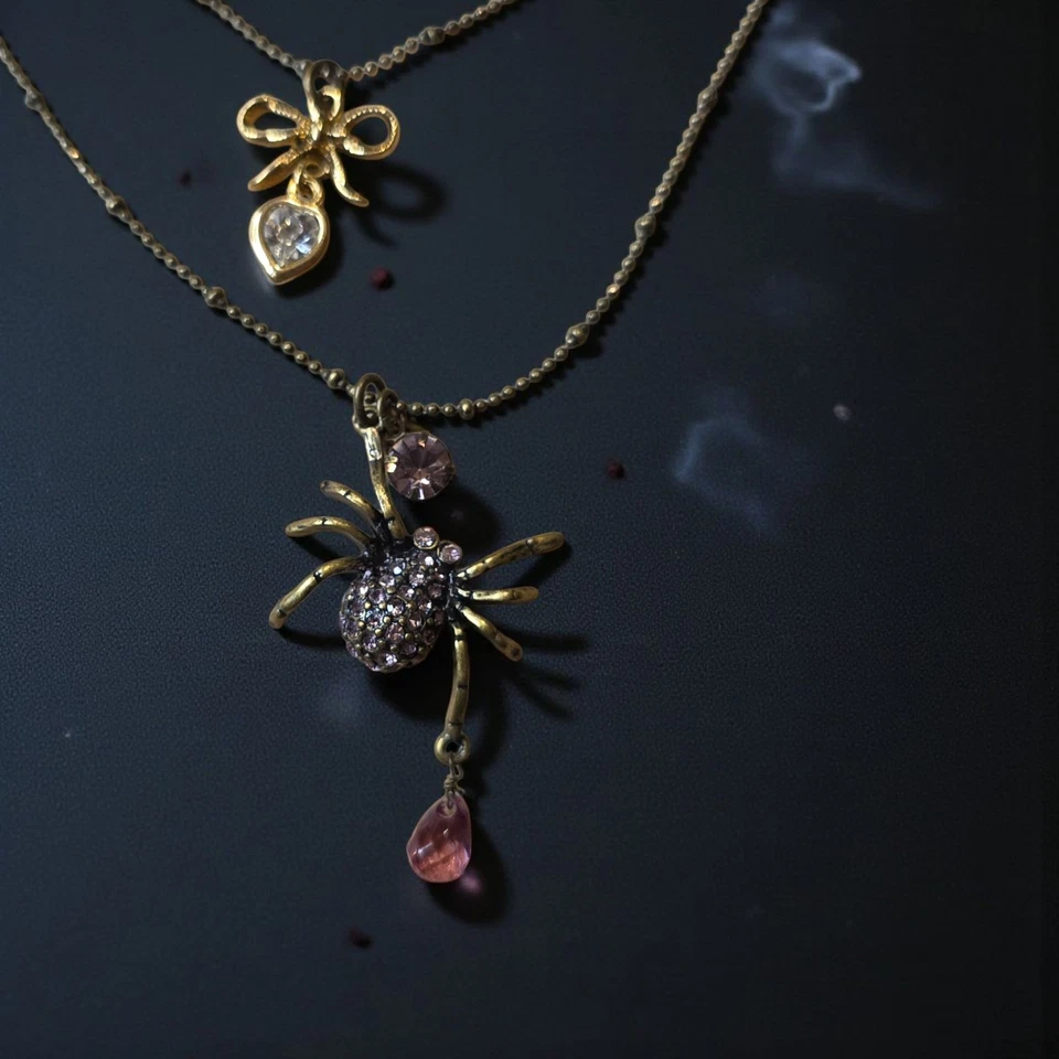 Collar Betsey Johnson Araña Cristal Rosa Placa de Oro En Capas RARO Foto 2 de 2