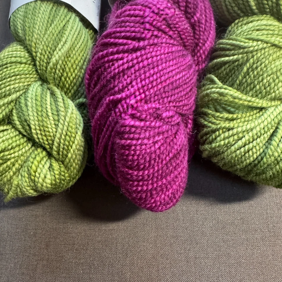 HILO DE CALCETÍN SHIBUI - 3 madejas - verde púrpura 191yds Superwash Merino - Nuevo de Lote Antiguo Foto 2 de 4