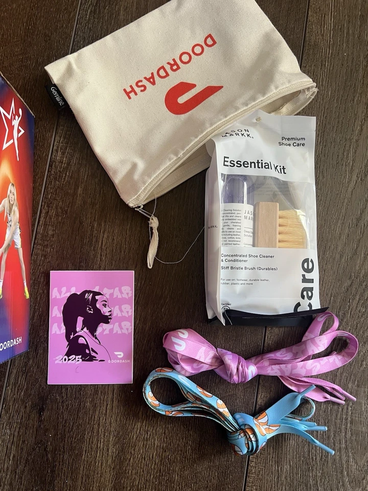 Paige Bueckers 摇头公仔 x DoorDash x Jason Markk WNBA 全明星 VIP 礼品套装 2025 — 第 3/3 张图片