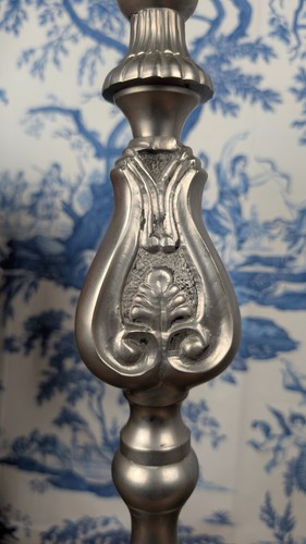 Paire de pique cierges en étain à décor de rocaille style Louis XV Milieu XXème - Foto 6 di 12