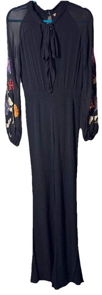 Macacão Free People preto com bordado floral manga longa boêmio saindo - Imagem 2 de 4