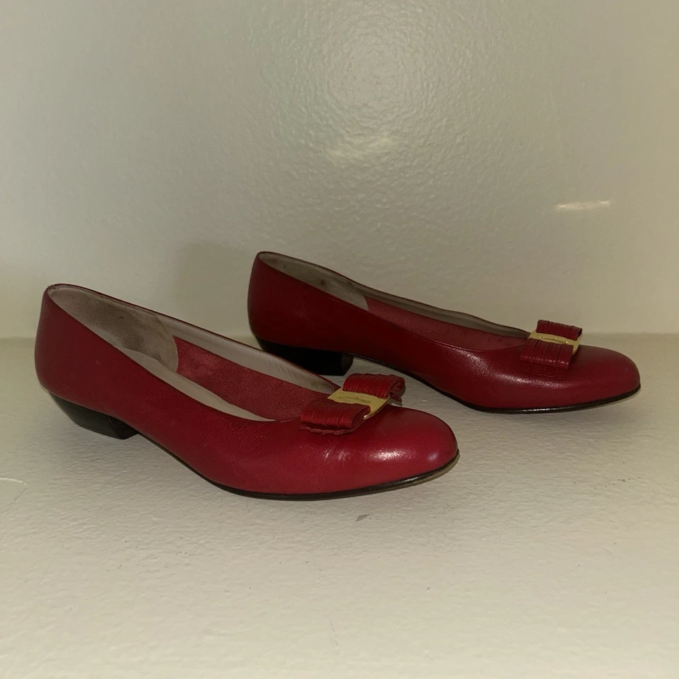 Salvatore Ferragamo * Zapatos Vara clásicos para mujer 8AA cuero rojo y tacón bajo Foto 2 de 4