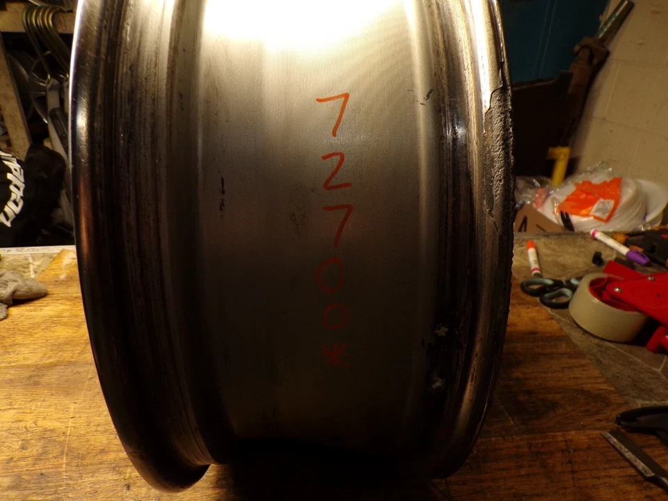 Llanta Suzuki Grand Vitara 2007-2009 culata 17x7 5 tacos 5-1/2" 5 radios con tapa Foto 2 de 4