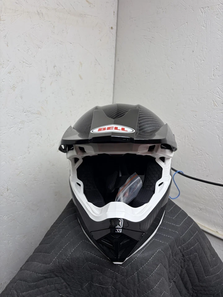 Casco Bell Moto-10 Esférico MIPS Brillo Negro/Blanco Talla Pequeña - 7146516 Foto 2 de 4