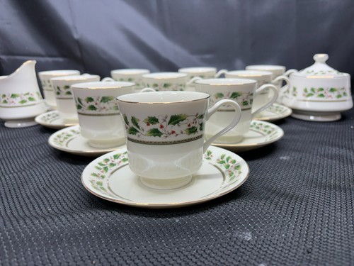 Royal Limited "HOLLY HOLIDAY" Japan ~ Set of 10 Cups & Saucers, Creamer, Sugar - Picture 2 of 12