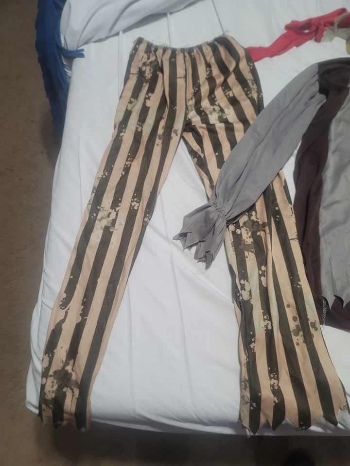 Disfraz de pirata/calavera, no seguro talla, ver fotos 4 medidas, algunas manchas Foto 3 de 4