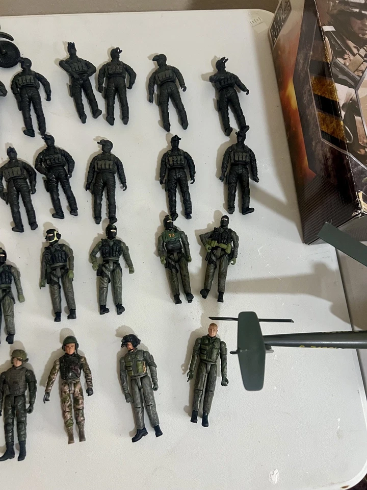 BBI 1:18 Elite Force Lot of 28 Figures with vehicles, weapons, and more  - Image 2 of 4