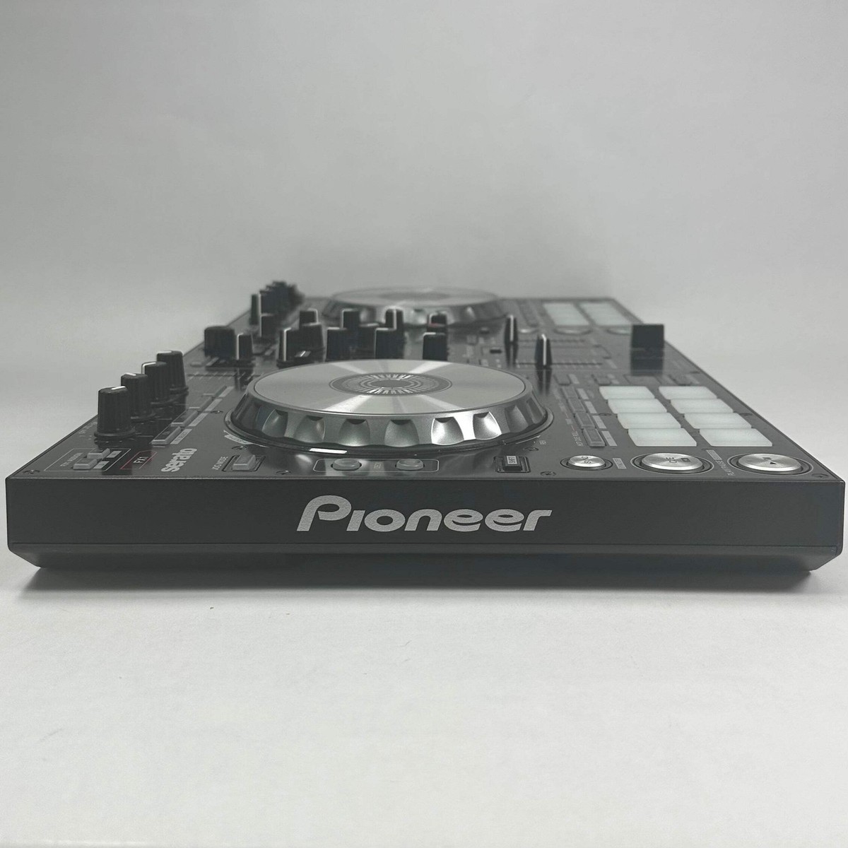 Pioneer 「Serato DJ」専用 DJコントローラー DDJ-SR DDJ-SR (archived) Portable 2-channel controller for Serato