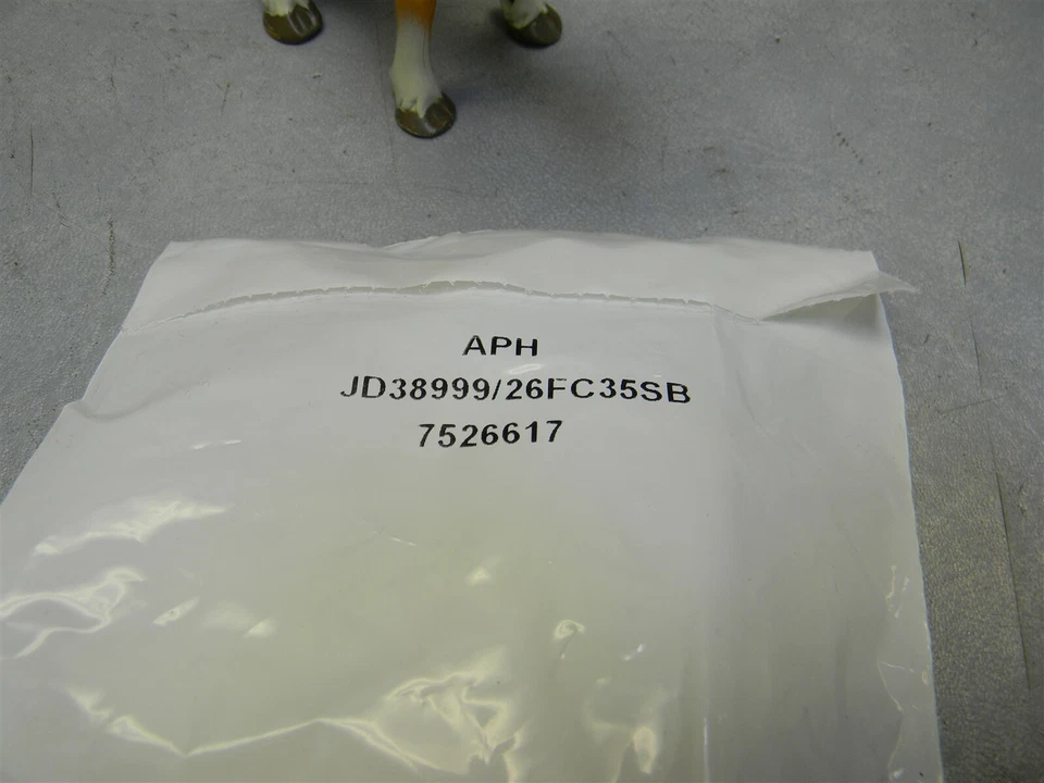 Amphenol J D38999 / 26FC35SB Circular Connector 22P PLG SZ 13 SKT CBL MNT - Image 2 of 4