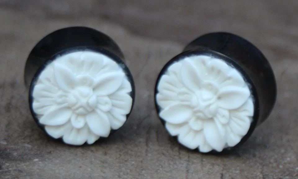Par de medidores de tapón de cuerno de búfalo orgánico negro oreja flor blanca novia bastante formal Foto 2 de 2