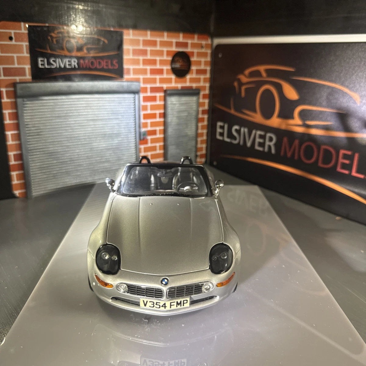 Kyosho 1/18 Scale Diecast 80 43 0 007 667 BMW Z8 James Bond 007 TWINE Silver
