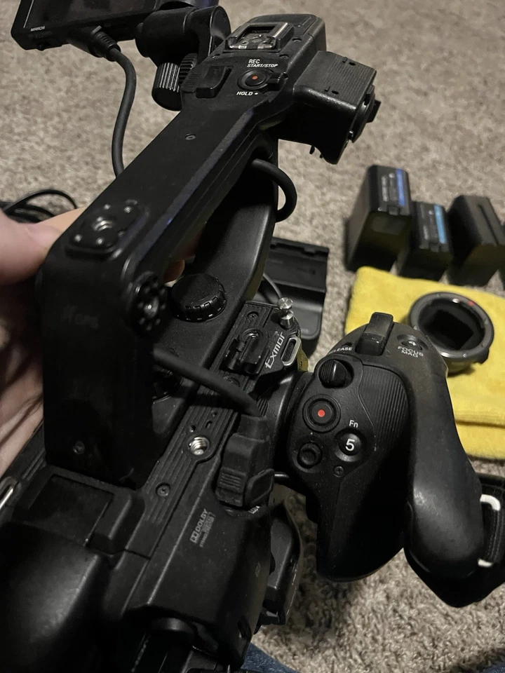 Sony PXW-FS5 4K Handheld Camera Body BUNDLE W/ Grips, Monitor, Batteries - Image 3 of 4