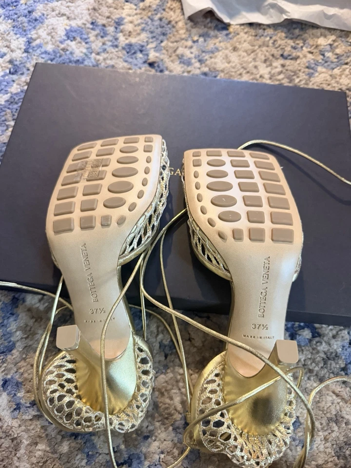 NUEVA Sandalia Bottega Veneta Elastizada Tobillo Punta Cuadrada Dorada 36EU 6 651388V1BT1 Foto 3 de 4