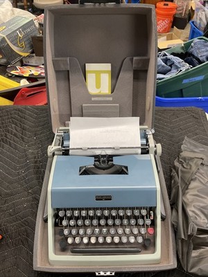 Vintage Olivetti Underwood 21 Typewriter Made In Spain w/Cover