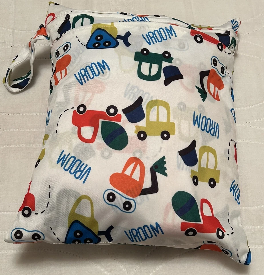 CLOTH DIAPERS: 7 Cloth Inserts 7 Liners And A Wet/Dry Cloth Diaper Bag - Image 4 of 4